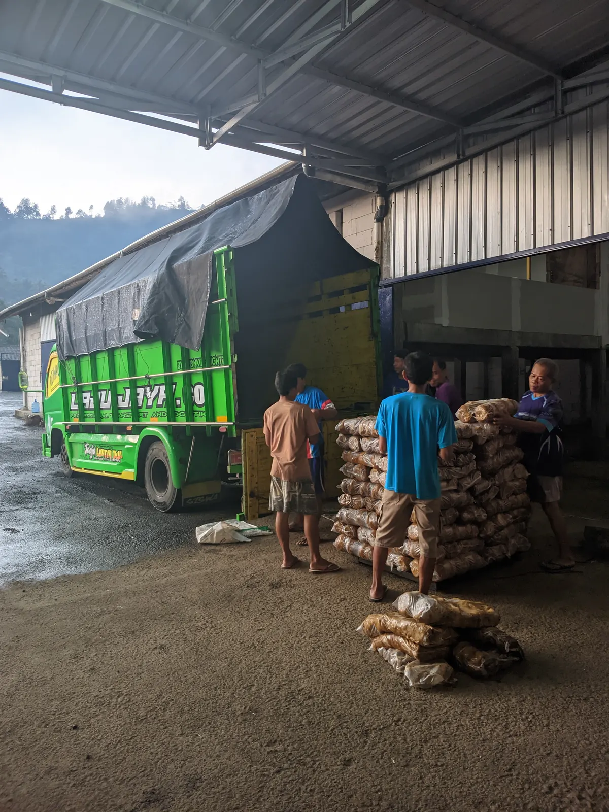 Bongkar muat bahan di gudang