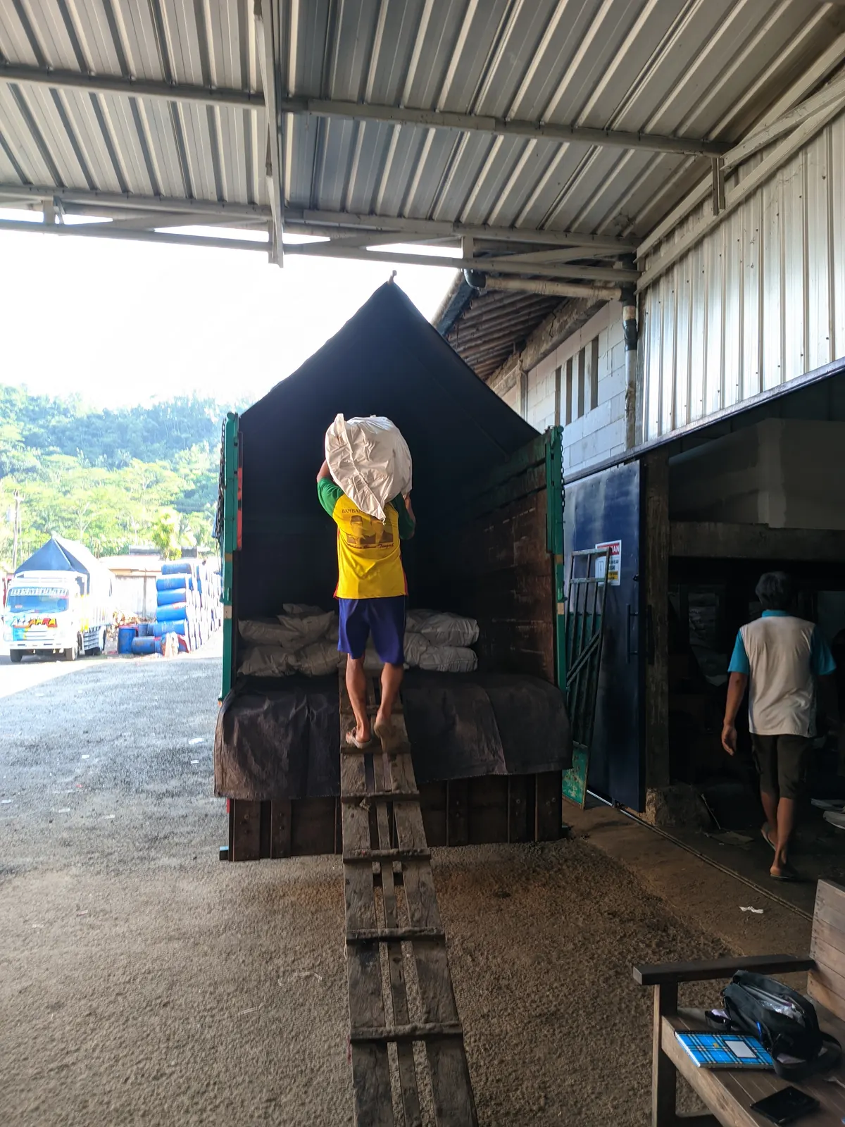 Memuat karung dari gudang ke truk